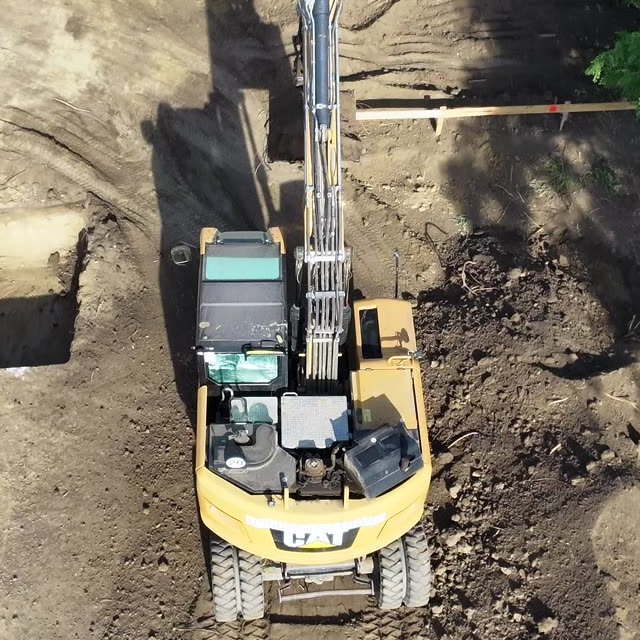 Excavator la săpătura fundațiilor, șantierul Chișcăreni