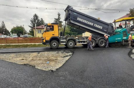 Lucrări de asfaltare în plină desfășurare în comuna Țiganași, Iași